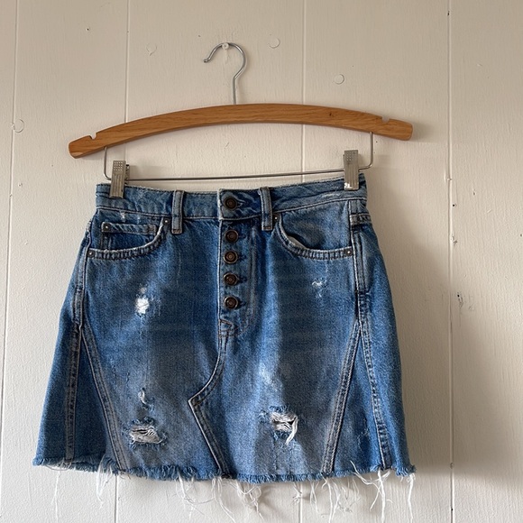 We the Free Raw Hem Distressed Jean Mini Skirt Size 24 Pockets Frayed - Picture 1 of 4